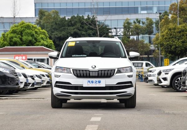 В России начали продавать кроссоверы Skoda Karoq 2023 года. Сколько за них просят?